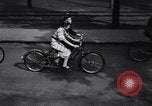 Immagine di bicicletta tandem fianco a fianco Germania, 1936, secondo 16 filmato di repertorio 65675034208