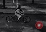Immagine di bicicletta tandem fianco a fianco Germania, 1936, secondo 17 filmato di repertorio 65675034208