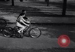 Immagine di bicicletta tandem fianco a fianco Germania, 1936, secondo 18 filmato di repertorio 65675034208