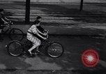Immagine di bicicletta tandem fianco a fianco Germania, 1936, secondo 19 filmato di repertorio 65675034208