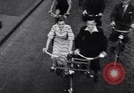 Immagine di bicicletta tandem fianco a fianco Germania, 1936, secondo 21 filmato di repertorio 65675034208