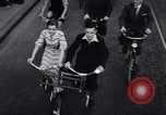 Immagine di bicicletta tandem fianco a fianco Germania, 1936, secondo 22 filmato di repertorio 65675034208