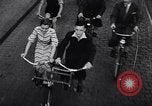 Immagine di bicicletta tandem fianco a fianco Germania, 1936, secondo 23 filmato di repertorio 65675034208