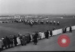 Image cheval de course Nicolaus Silver Aintree Liverpool en Angleterre, 1961, de la seconde 29 séquences d'archives historiques vidéo 65675034218