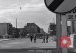 Immagine di Esercito degli Stati Uniti i bus turistici Berlino Germania, 1961, secondo 11 filmato di repertorio 65675034219