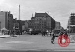 Immagine di Esercito degli Stati Uniti i bus turistici Berlino Germania, 1961, secondo 19 filmato di repertorio 65675034219