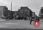 Immagine di Esercito degli Stati Uniti i bus turistici Berlino Germania, 1961, secondo 20 filmato di repertorio 65675034219