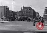 Immagine di Esercito degli Stati Uniti i bus turistici Berlino Germania, 1961, secondo 21 filmato di repertorio 65675034219