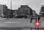 Immagine di Esercito degli Stati Uniti i bus turistici Berlino Germania, 1961, secondo 22 filmato di repertorio 65675034219