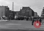 Immagine di Esercito degli Stati Uniti i bus turistici Berlino Germania, 1961, secondo 24 filmato di repertorio 65675034219