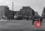 Immagine di Esercito degli Stati Uniti i bus turistici Berlino Germania, 1961, secondo 25 filmato di repertorio 65675034219