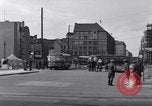 Immagine di Esercito degli Stati Uniti i bus turistici Berlino Germania, 1961, secondo 26 filmato di repertorio 65675034219