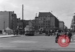 Immagine di Esercito degli Stati Uniti i bus turistici Berlino Germania, 1961, secondo 28 filmato di repertorio 65675034219