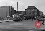 Immagine di Esercito degli Stati Uniti i bus turistici Berlino Germania, 1961, secondo 31 filmato di repertorio 65675034219
