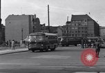 Immagine di Esercito degli Stati Uniti i bus turistici Berlino Germania, 1961, secondo 32 filmato di repertorio 65675034219