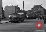 Immagine di Esercito degli Stati Uniti i bus turistici Berlino Germania, 1961, secondo 33 filmato di repertorio 65675034219