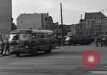 Immagine di Esercito degli Stati Uniti i bus turistici Berlino Germania, 1961, secondo 34 filmato di repertorio 65675034219