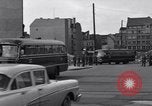 Immagine di Esercito degli Stati Uniti i bus turistici Berlino Germania, 1961, secondo 35 filmato di repertorio 65675034219