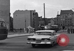 Immagine di Esercito degli Stati Uniti i bus turistici Berlino Germania, 1961, secondo 37 filmato di repertorio 65675034219