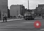 Immagine di Esercito degli Stati Uniti i bus turistici Berlino Germania, 1961, secondo 43 filmato di repertorio 65675034219