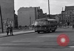 Immagine di Esercito degli Stati Uniti i bus turistici Berlino Germania, 1961, secondo 44 filmato di repertorio 65675034219