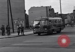 Immagine di Esercito degli Stati Uniti i bus turistici Berlino Germania, 1961, secondo 45 filmato di repertorio 65675034219