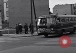 Immagine di Esercito degli Stati Uniti i bus turistici Berlino Germania, 1961, secondo 46 filmato di repertorio 65675034219
