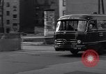 Immagine di Esercito degli Stati Uniti i bus turistici Berlino Germania, 1961, secondo 47 filmato di repertorio 65675034219