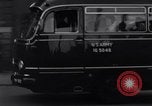 Immagine di Esercito degli Stati Uniti i bus turistici Berlino Germania, 1961, secondo 49 filmato di repertorio 65675034219