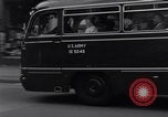 Immagine di Esercito degli Stati Uniti i bus turistici Berlino Germania, 1961, secondo 50 filmato di repertorio 65675034219