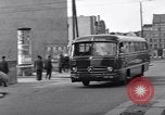 Immagine di Esercito degli Stati Uniti i bus turistici Berlino Germania, 1961, secondo 54 filmato di repertorio 65675034219