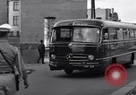 Immagine di Esercito degli Stati Uniti i bus turistici Berlino Germania, 1961, secondo 55 filmato di repertorio 65675034219