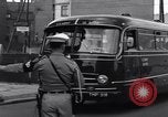 Immagine di Esercito degli Stati Uniti i bus turistici Berlino Germania, 1961, secondo 56 filmato di repertorio 65675034219