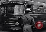 Immagine di Esercito degli Stati Uniti i bus turistici Berlino Germania, 1961, secondo 57 filmato di repertorio 65675034219