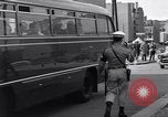 Immagine di Esercito degli Stati Uniti i bus turistici Berlino Germania, 1961, secondo 61 filmato di repertorio 65675034219