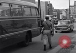Immagine di Esercito degli Stati Uniti i bus turistici Berlino Germania, 1961, secondo 62 filmato di repertorio 65675034219