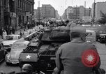 Immagine di Gli autobus entrare a Berlino Est Berlino Germania, 1961, secondo 8 filmato di repertorio 65675034223
