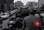 Immagine di Gli autobus entrare a Berlino Est Berlino Germania, 1961, secondo 11 filmato di repertorio 65675034223