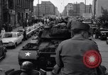 Immagine di Gli autobus entrare a Berlino Est Berlino Germania, 1961, secondo 15 filmato di repertorio 65675034223