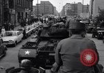 Immagine di Gli autobus entrare a Berlino Est Berlino Germania, 1961, secondo 16 filmato di repertorio 65675034223