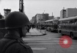 Immagine di Gli autobus entrare a Berlino Est Berlino Germania, 1961, secondo 45 filmato di repertorio 65675034223