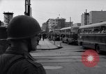 Immagine di Gli autobus entrare a Berlino Est Berlino Germania, 1961, secondo 46 filmato di repertorio 65675034223