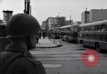 Immagine di Gli autobus entrare a Berlino Est Berlino Germania, 1961, secondo 47 filmato di repertorio 65675034223
