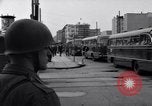 Immagine di Gli autobus entrare a Berlino Est Berlino Germania, 1961, secondo 48 filmato di repertorio 65675034223