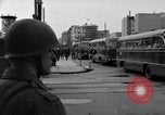 Immagine di Gli autobus entrare a Berlino Est Berlino Germania, 1961, secondo 49 filmato di repertorio 65675034223