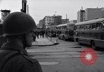 Immagine di Gli autobus entrare a Berlino Est Berlino Germania, 1961, secondo 50 filmato di repertorio 65675034223