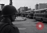 Immagine di Gli autobus entrare a Berlino Est Berlino Germania, 1961, secondo 51 filmato di repertorio 65675034223