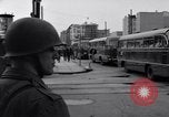 Immagine di Gli autobus entrare a Berlino Est Berlino Germania, 1961, secondo 52 filmato di repertorio 65675034223