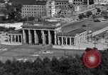 Standbild Brandenburger Tor Berlin West Deutschland, 1961, aus Sekunde 5 historischem Filmmaterial Videoclip 65675034227