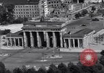 Standbild Brandenburger Tor Berlin West Deutschland, 1961, aus Sekunde 8 historischem Filmmaterial Videoclip 65675034227